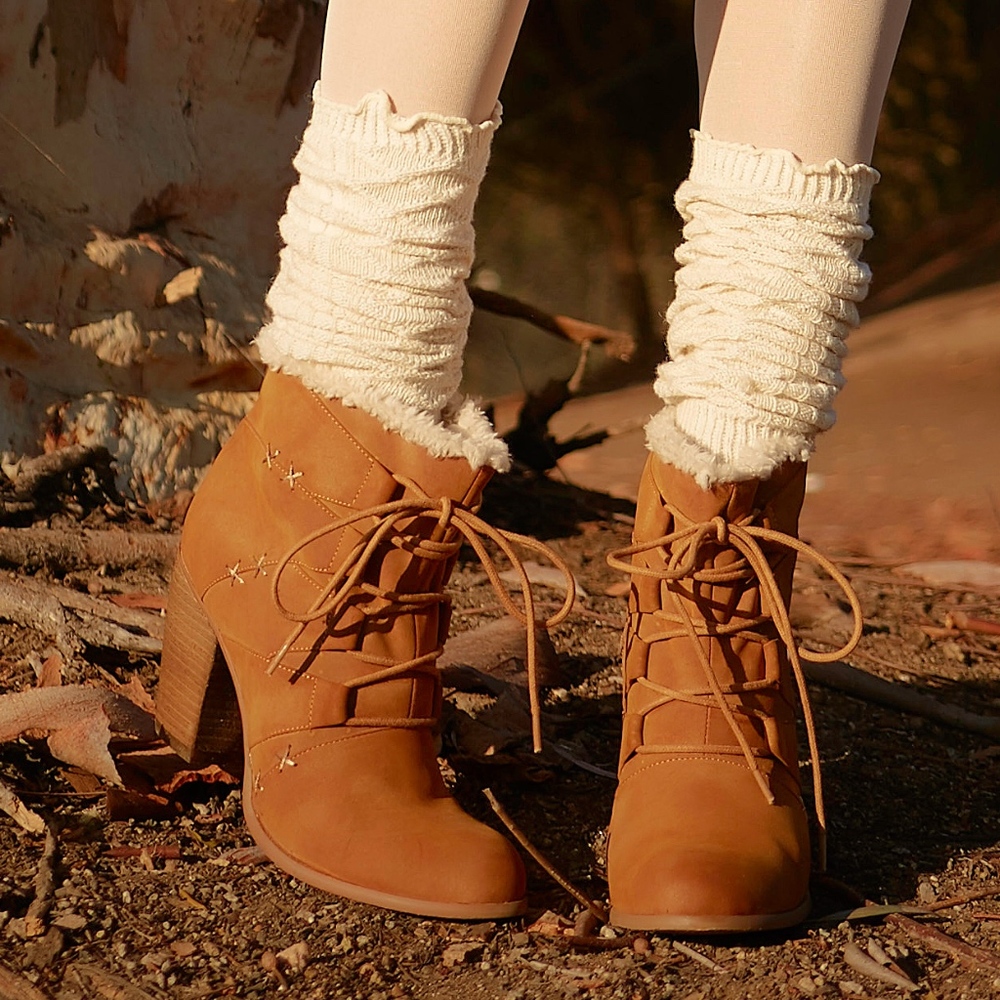 NWT tan winter heeled bootie